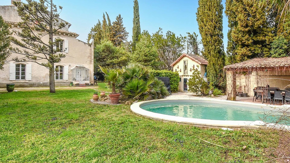 Entraigues-sur-la-Sorgue House | Nice home in Entraigues-sur-la-Sorg