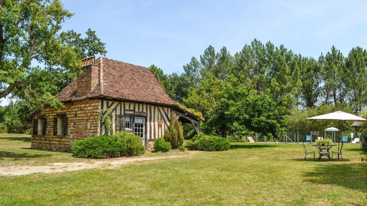 Saint-Jean-d'Eyraud House | Nice home in église-neuve-d'issac