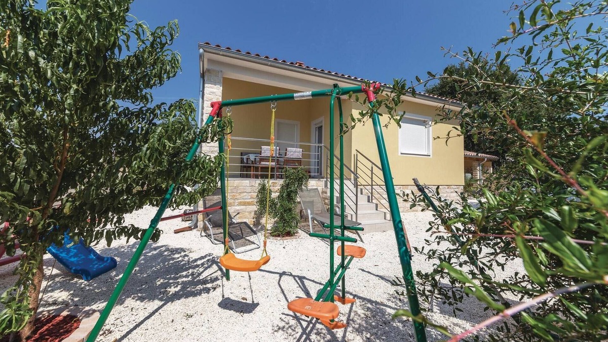 Liznjan House | Nice home in Liznjan with WiFi