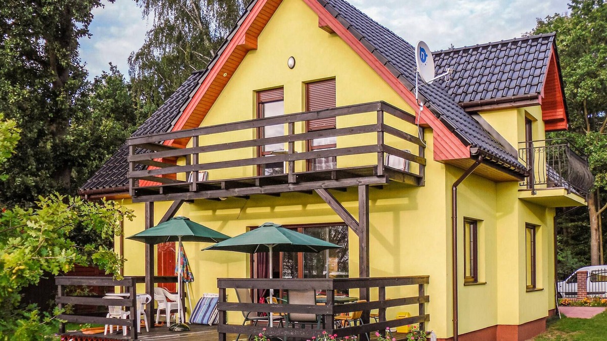 Nowe Warpno House | Nice home in Nowe Warpno with kitchen