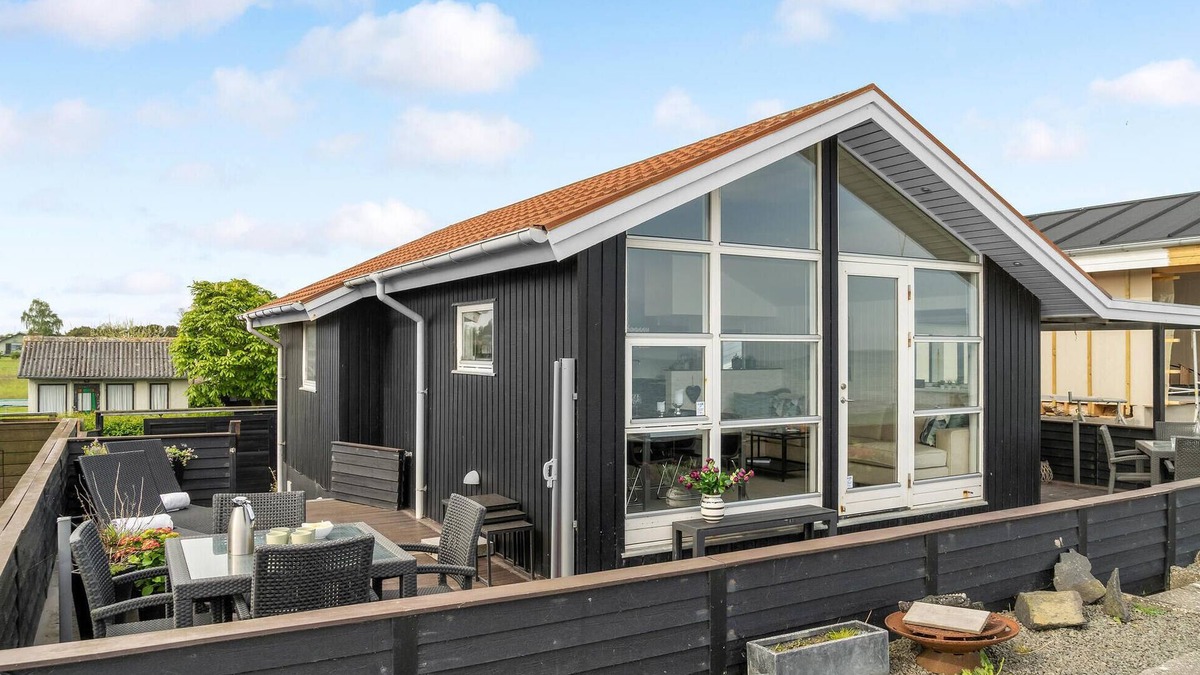 Hasmark Strand House | Nice home in Otterup with kitchen