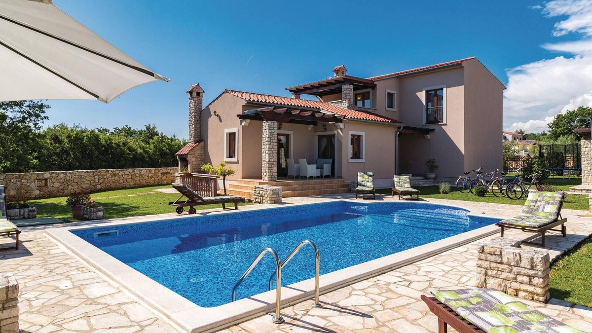 Valtura House | Nice home in Pula with kitchen