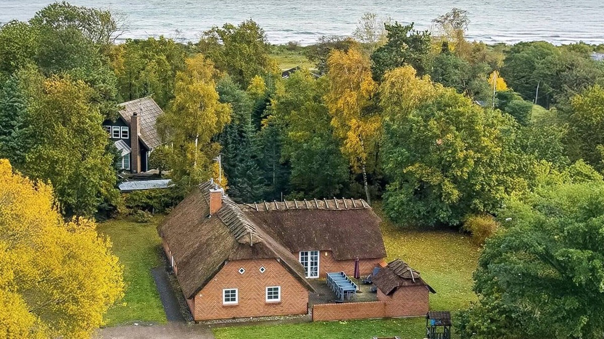 Bøtø By House | Nice home in Væggerløse with sauna