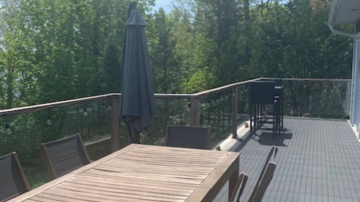Lac-Sergent House | Nice house directly on the lake. Must be rented 31 days or more.