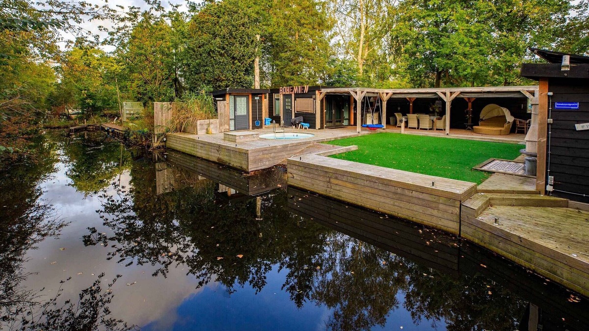 Oud-Loosdrecht Ski Chalet | Nice house to be with spacious garden, only accessible by boat