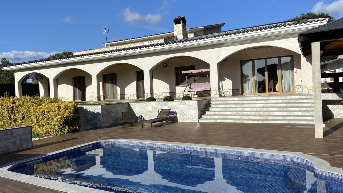El Mas Mora Villa | Nice house with capacity for 12 people. Private pool BBQ area and free wifi. Vivalidays Kiros.