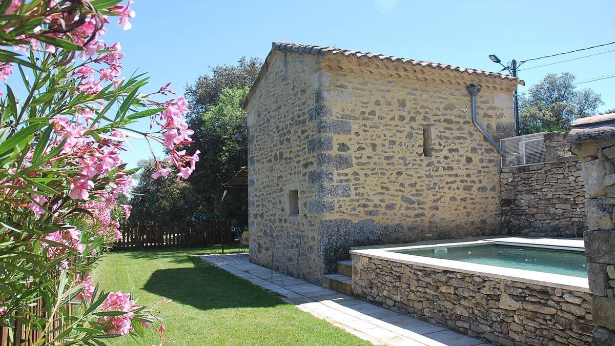 Montaren-et-Saint-Mediers Villa | Nice Provençal stone holiday house with air conditioning & pool in Uzès