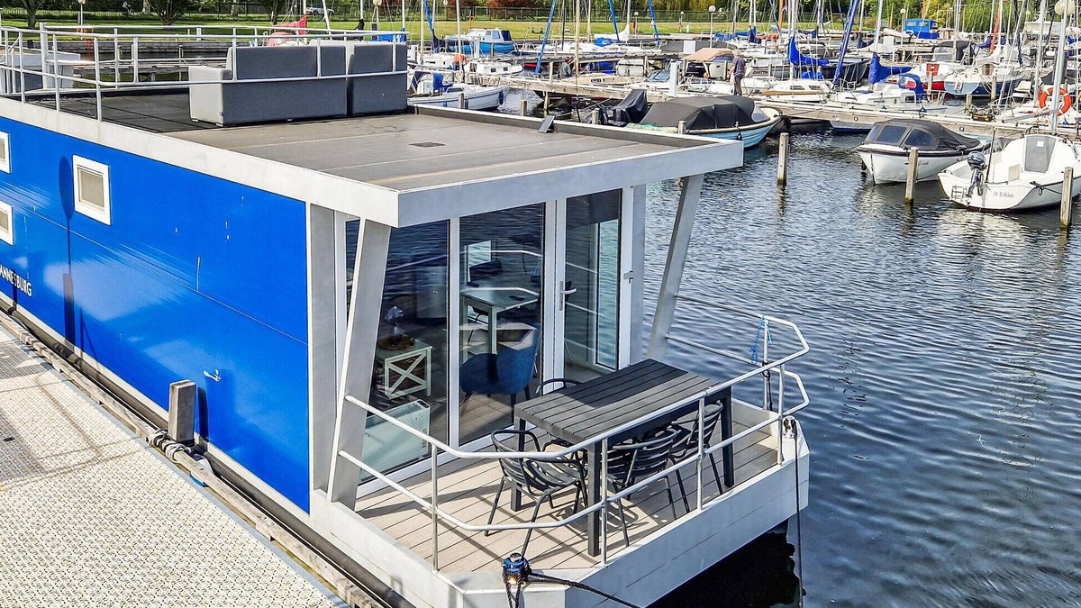 Naarderbos Boat Rental | Nice ship in Naarden with lake view