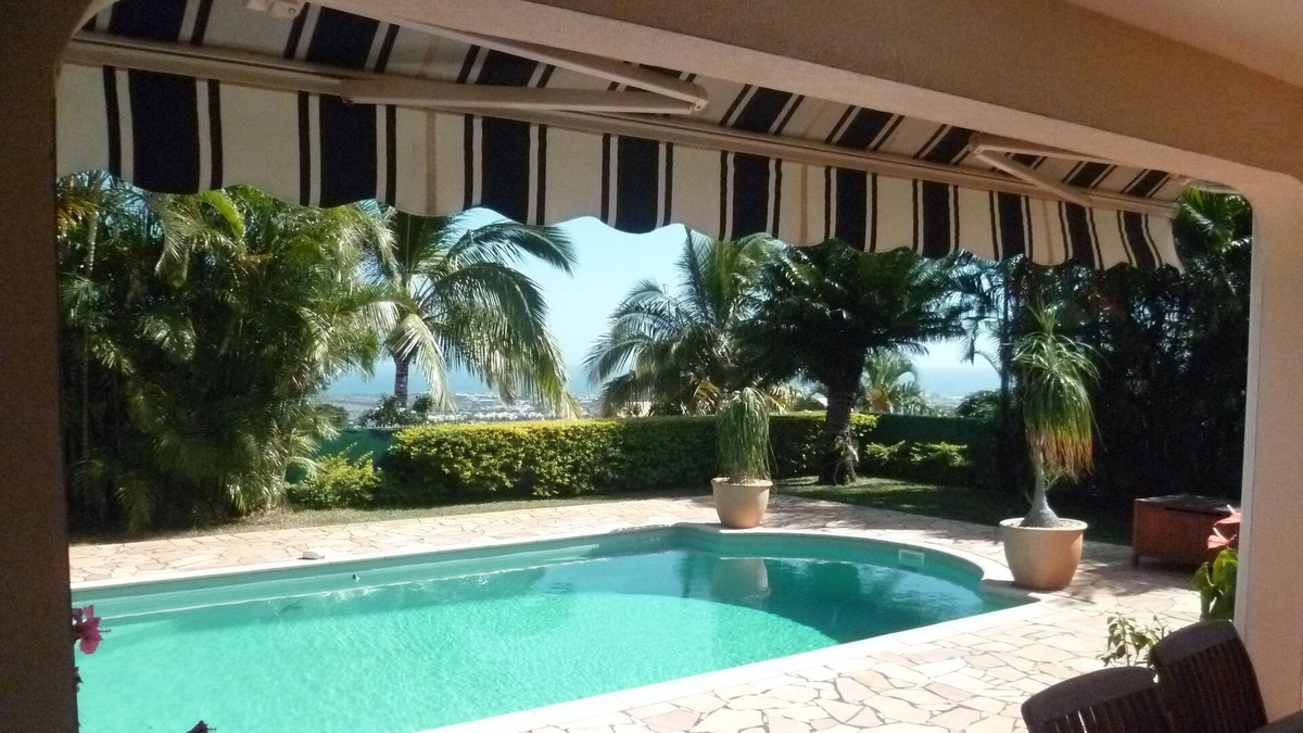 La Possession Villa | Nice villa of full foot, big swimming pool in a splendid sported garden.
