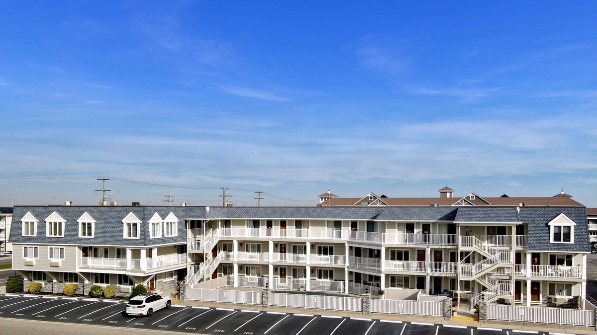 Avalon Condo | Nicely appointed one bedroom air conditioned Merrimac Condominium offering beachblock location