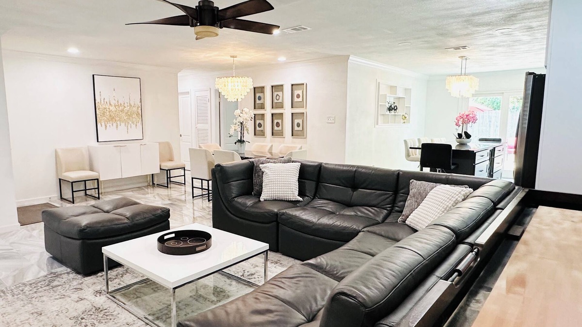 Arlington House | Nicely decorated 5 BR home -2 king beds- walk to AT&T Sta, Globe Life, and more…