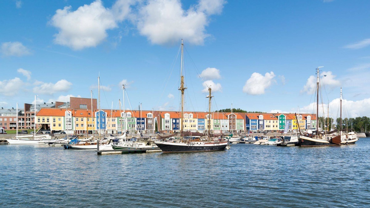 Municipality of Hellevoetsluis Apartment | Nicely furnished 4-pers. apartment with unique harbor view located at Cape Helius holiday park.