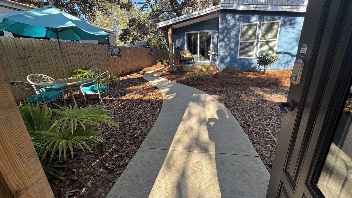 Fort Walton Beach - Destin House | Niceville FL Charming 2-bedroom house with WiFi, AC OUTDOOR kitchen and LR
