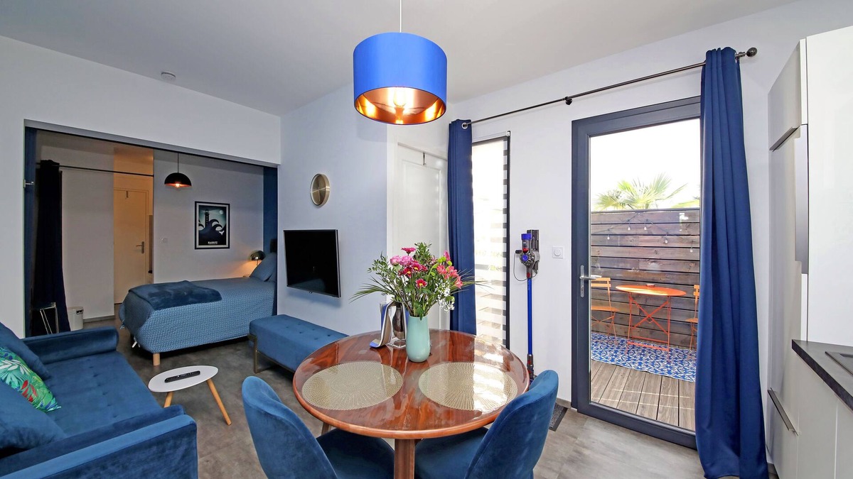 Gaillac Apartment | Night blue studio with balneotherapy