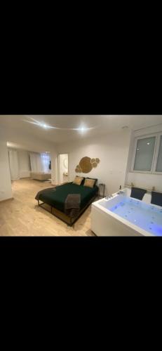 Nevers Apartment | Night Dream-jacuzzi-romantic