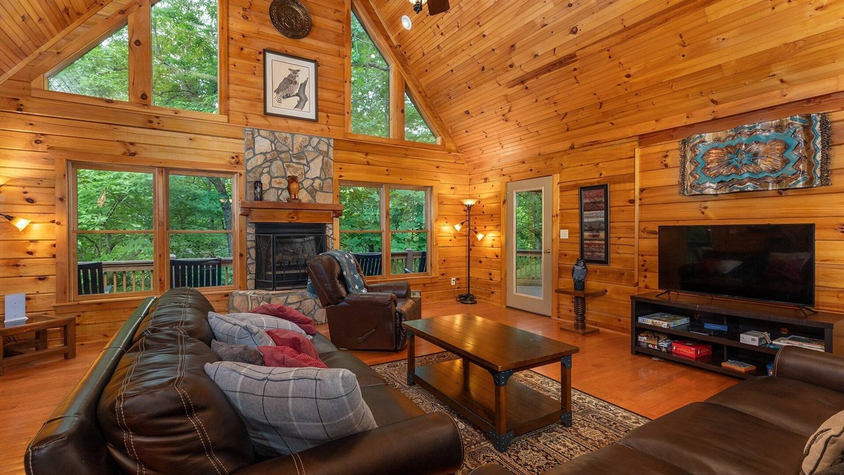 Black Mountain Cabin | Night Owl Lodge | Pet-Friendly Log Cabin with Game Room!