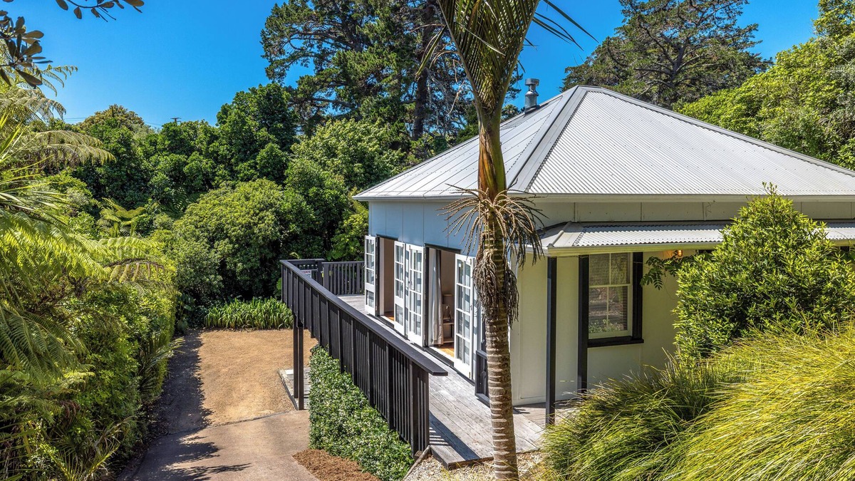 Onetangi House | Nikau Grove - Onetangi Holiday Home