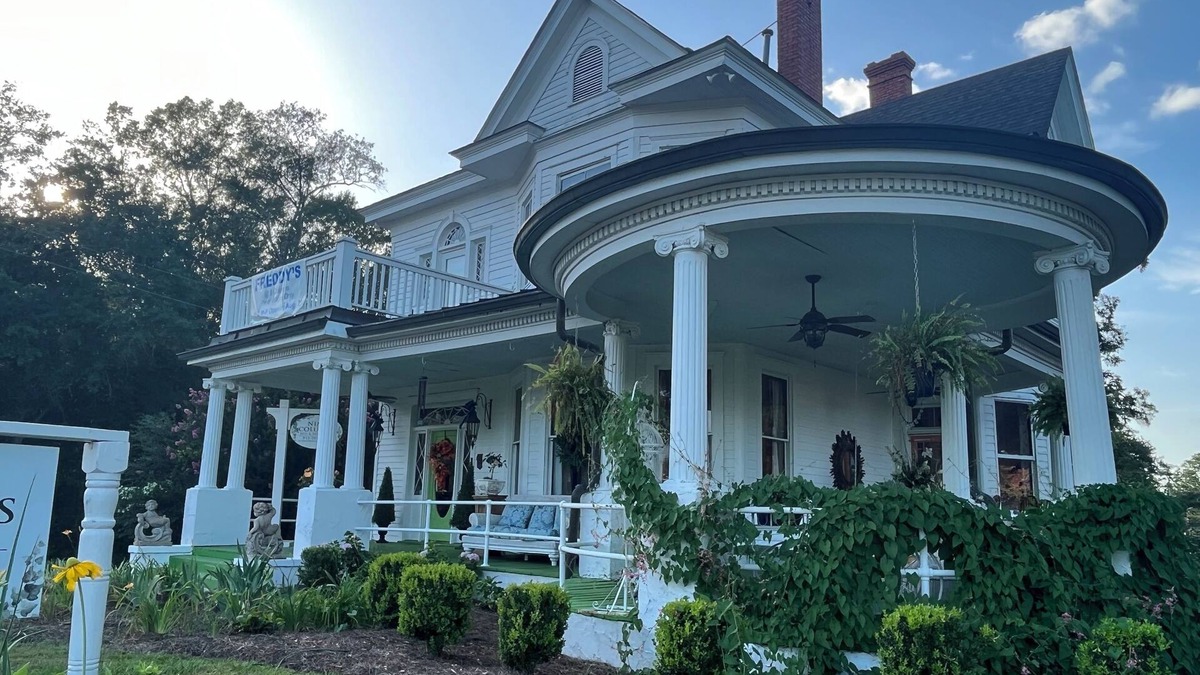 Lyons Bed & Breakfast | Nine Columns