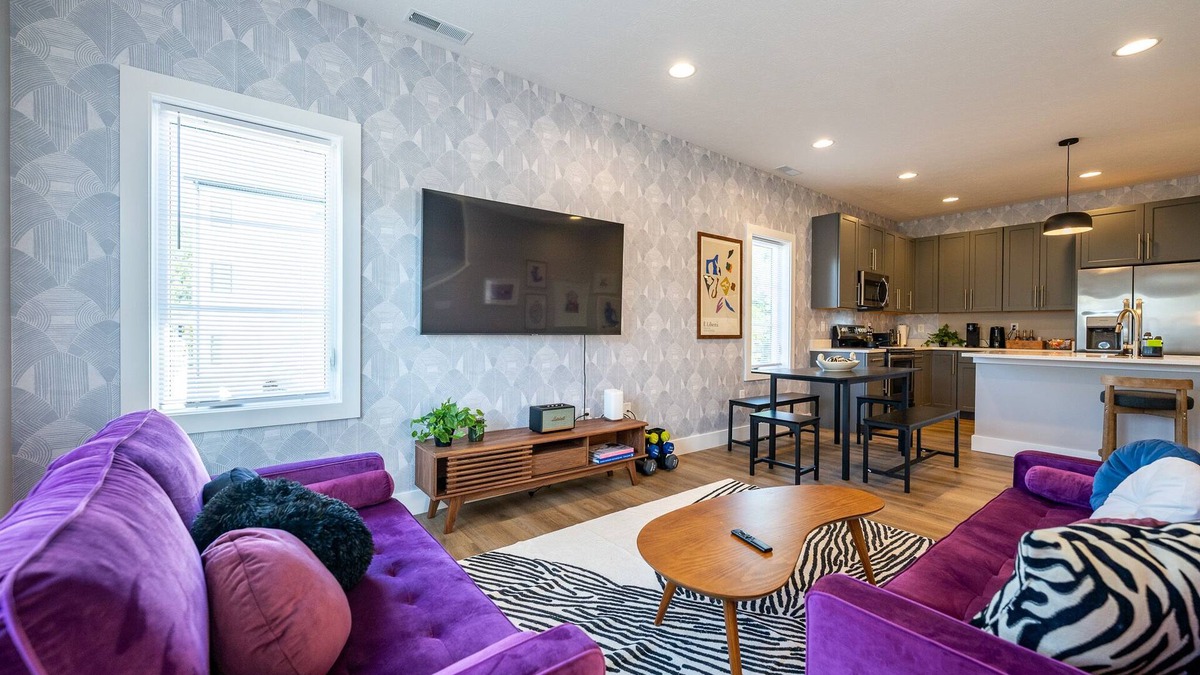 Bloomington House | nModern Chic TownHouse: Art Decor/City Center & Pet-Friendly