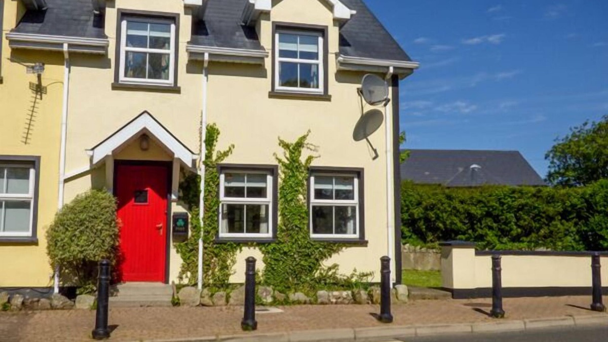 Tullaghan Cottage | NO 17 MOUNTAIN DALE, pet friendly in Bundoran, County Donegal