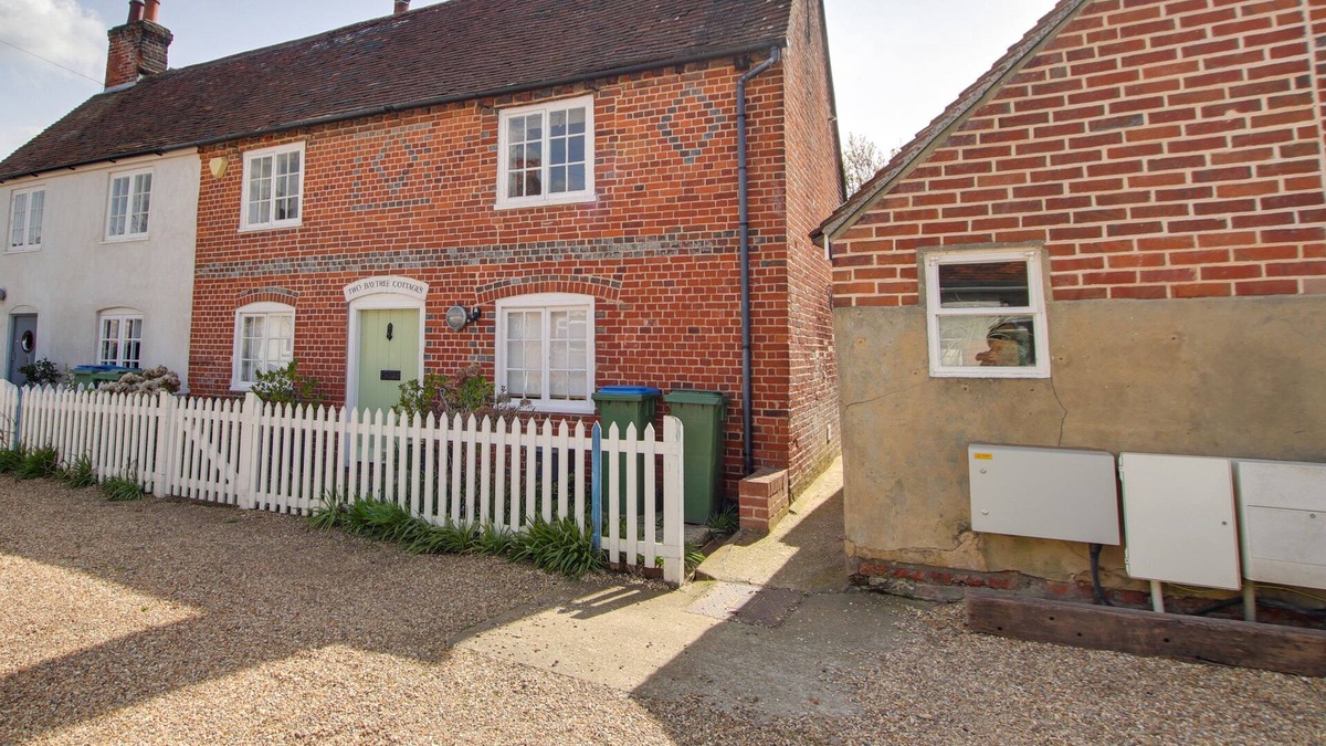Lower Swanwick Cottage | NO.2 BAYTREE COTTAGE, family friendly in Swanwick, Hampshire