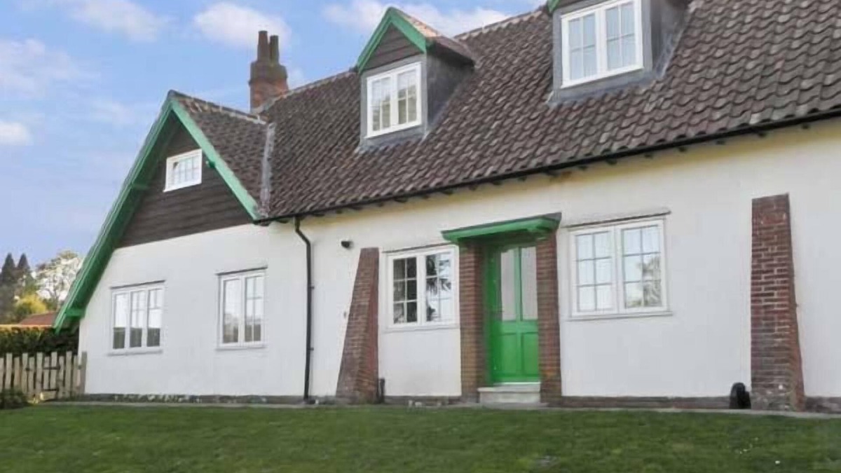 Scarborough Cottage | NO. 2 LOW HALL COTTAGES, pet friendly, with a garden in Scalby