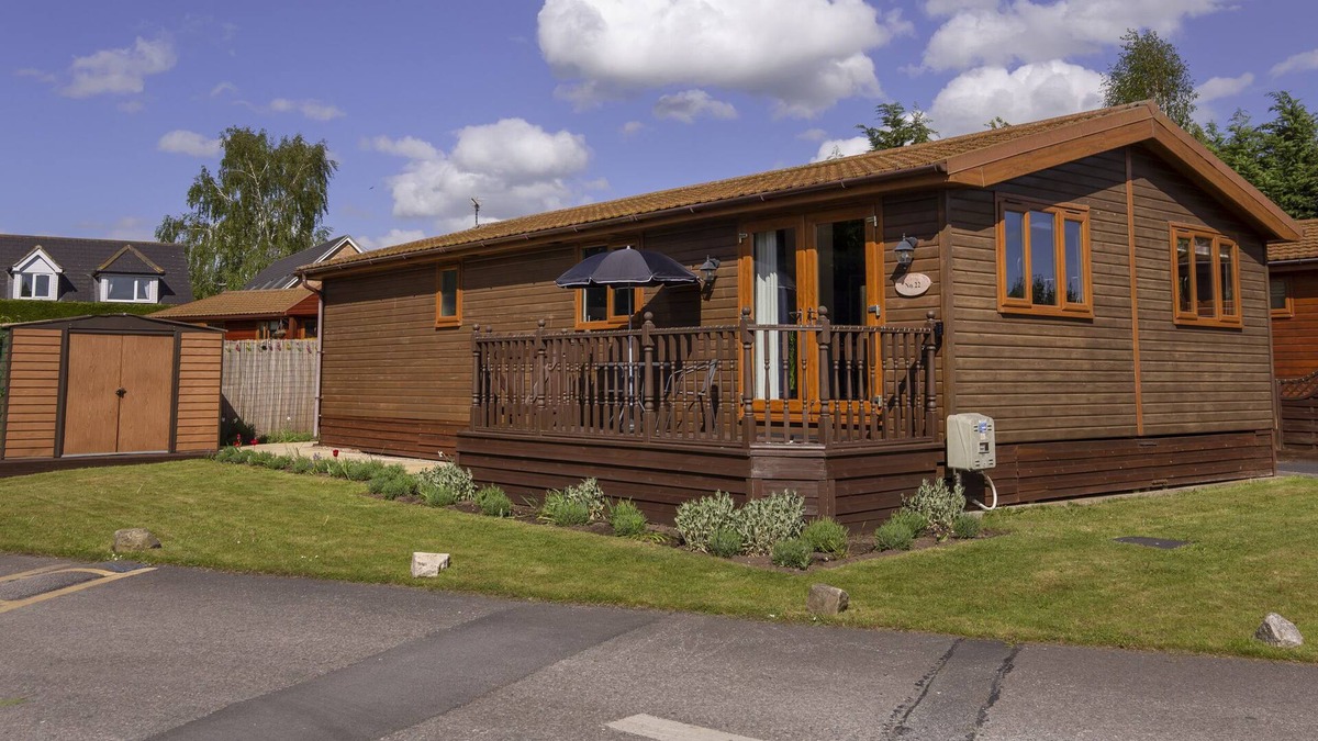 Fangfoss House | NO 22 CHERRY BLOSSOM, pet friendly, with hot tub in Wilberfoss