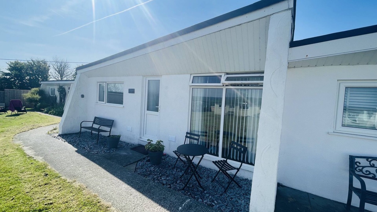 Widemouth Bay Ski Chalet | No.67 Pebbles 2 Bed Holiday Chalet, Widemouth Bay Holiday Village, Bude EX23 0DJ