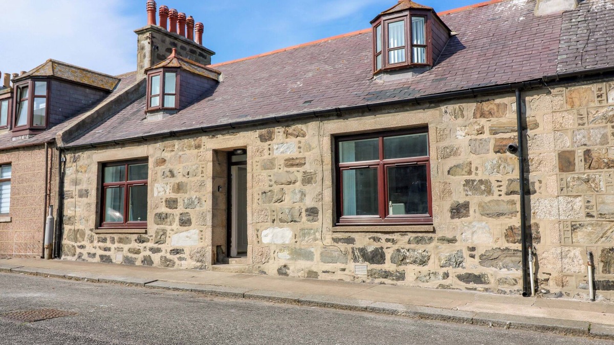 Sandhaven Cottage | NO.9 NORTH ST, pet friendly, country holiday cottage in Fraserburgh