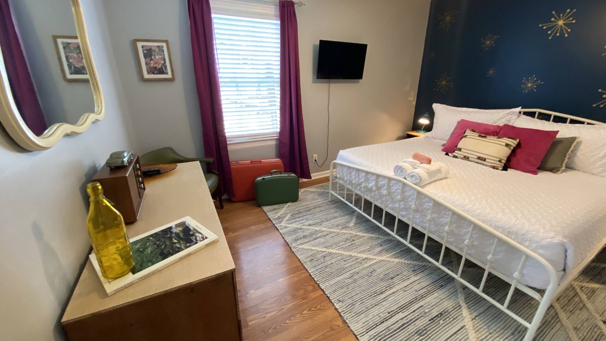 Murfreesboro House | NO CLEANING FEE! Midcentury Modern 2 bedroom-sleeps 6-King, Queen & Sofa Bed