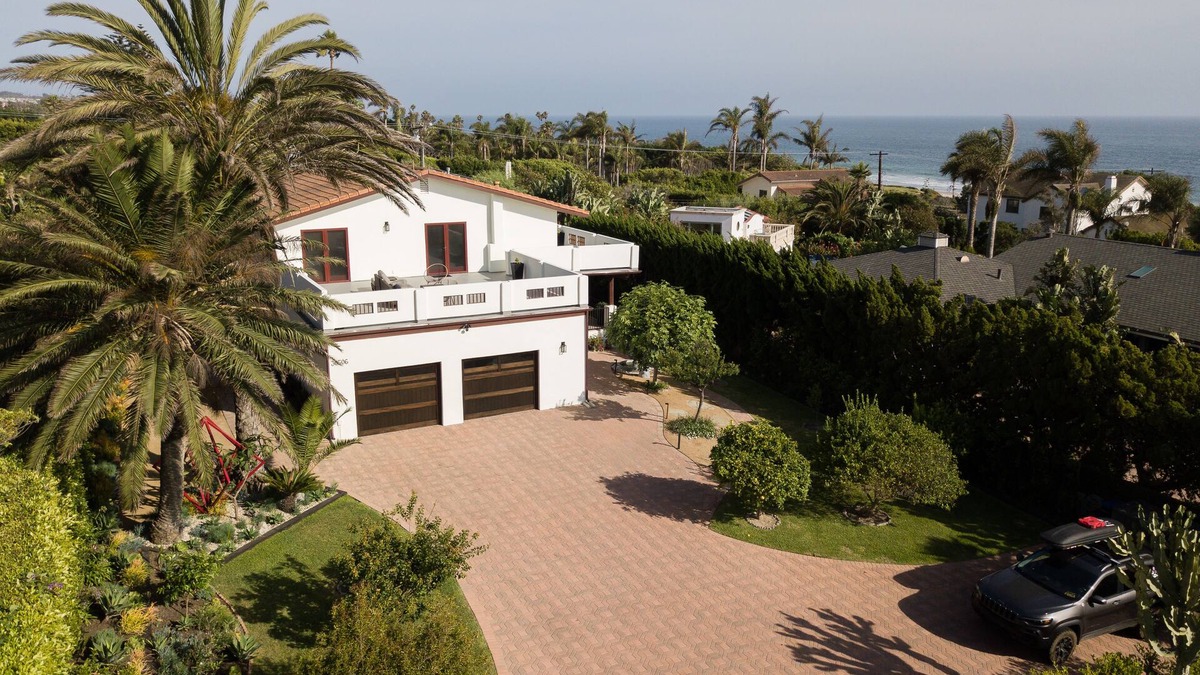 Western Malibu Villa | NO FIRE DAMAGE & NEW POWER GENERATOR! Views,beach,spa,pool table,ping pong,BBQ