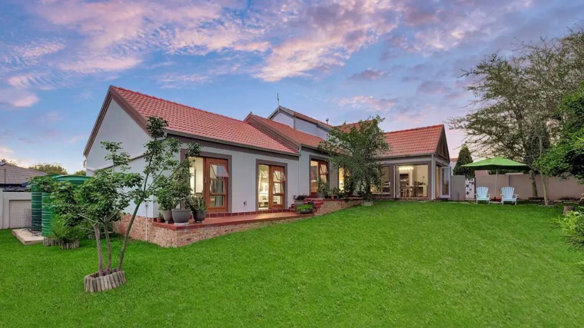 Greater Johannesburg Metropolitan Area House | No loadshedding. Pet friendly. Best long stay discounts. 200mbps WiFi!