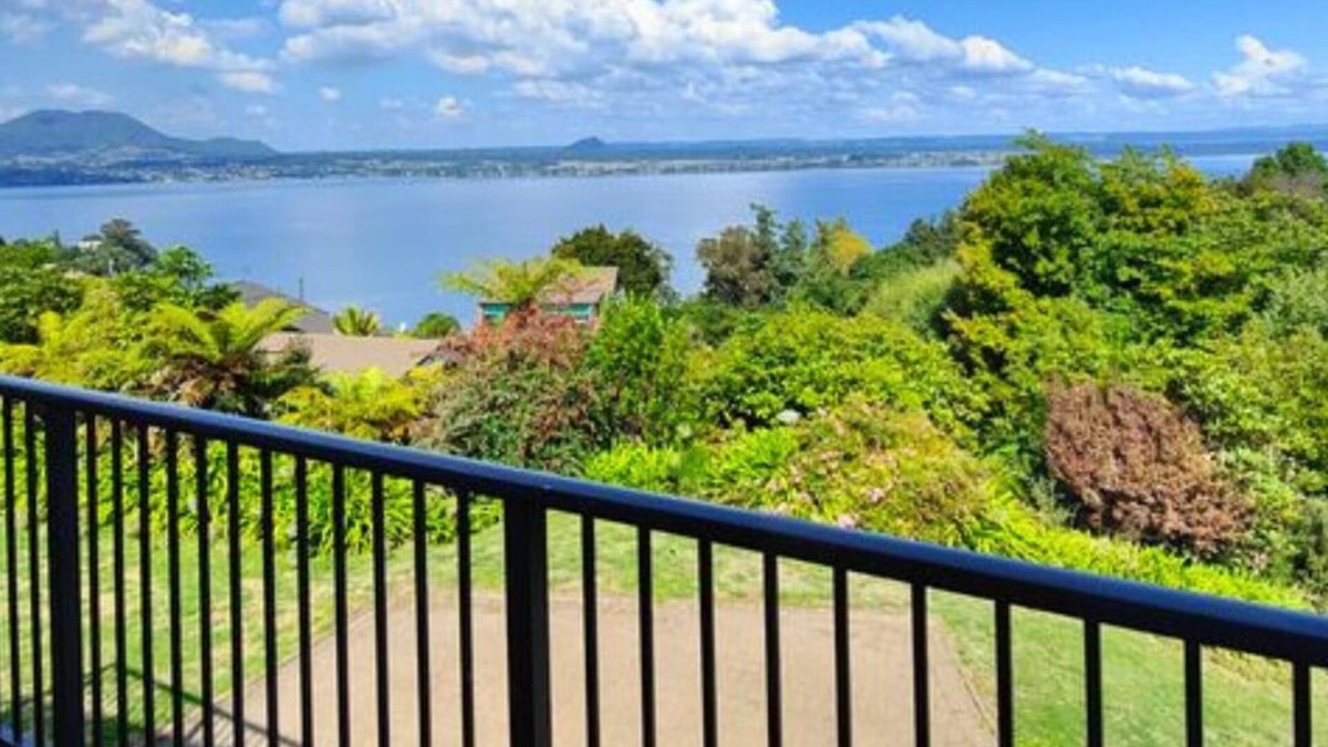 Acacia Bay House | *No Service Fee* Cozy Cabin - Panoramic Lake Views