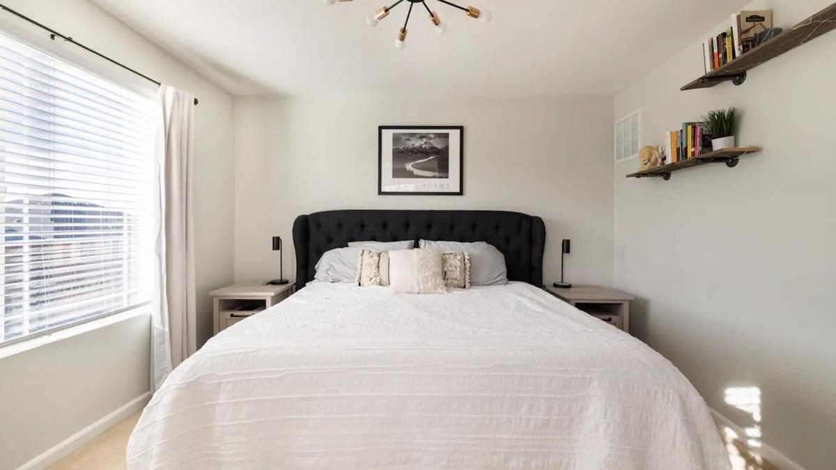 Denver House | No xtra fees, 2br, 2.5ba, 3-story townhome, pet friendly with beautiful kitchen