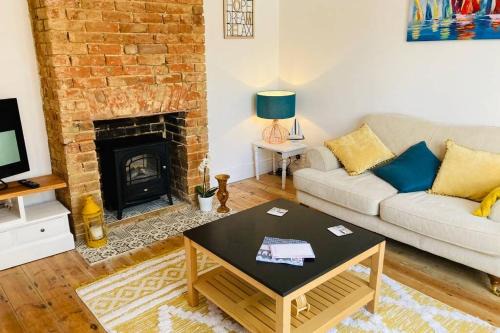 Cowes House | No43: Versatile 4BR coastal home with summer house