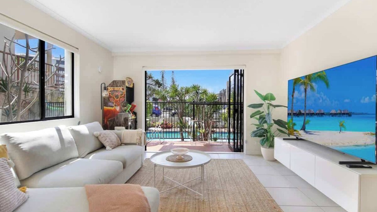 Mermaid Beach Apartment | Nobby's Arcade - Views, Games and Vibes