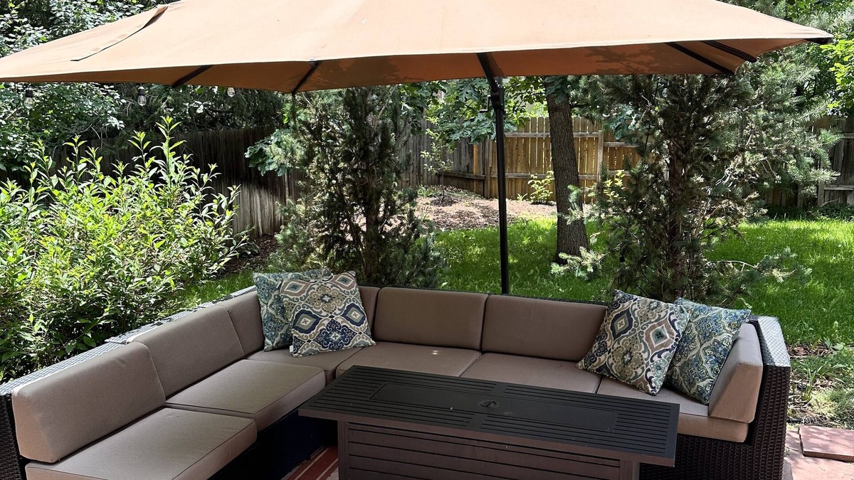 Wonderland Lake House | NOBO 4 bedroom, spacious yard, walk to market, restaurants, trails, downtown bus