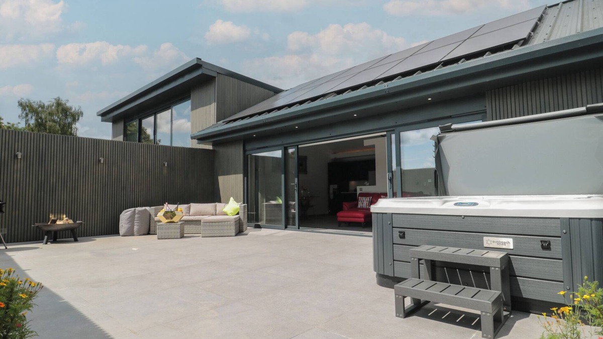 Bishop Sutton House | NOFLASH MALPAL, pet friendly, with hot tub in Bishop Sutton