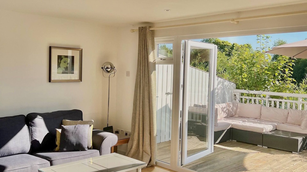 South Cerney Ski Chalet | Nola Lodge · Cotswolds Lakeside - South Cerney
