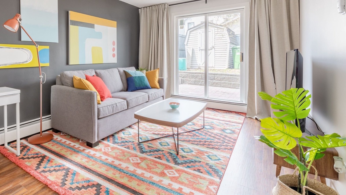 Crescent Heights House | NomadYY©Fast WIFI✔ Private GYM/HotTub Free Parking