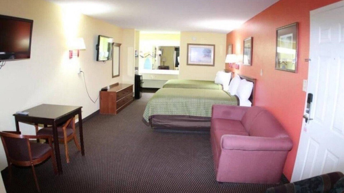 Hawkinsville Apartment | NON SMOKING KING SUITE #1