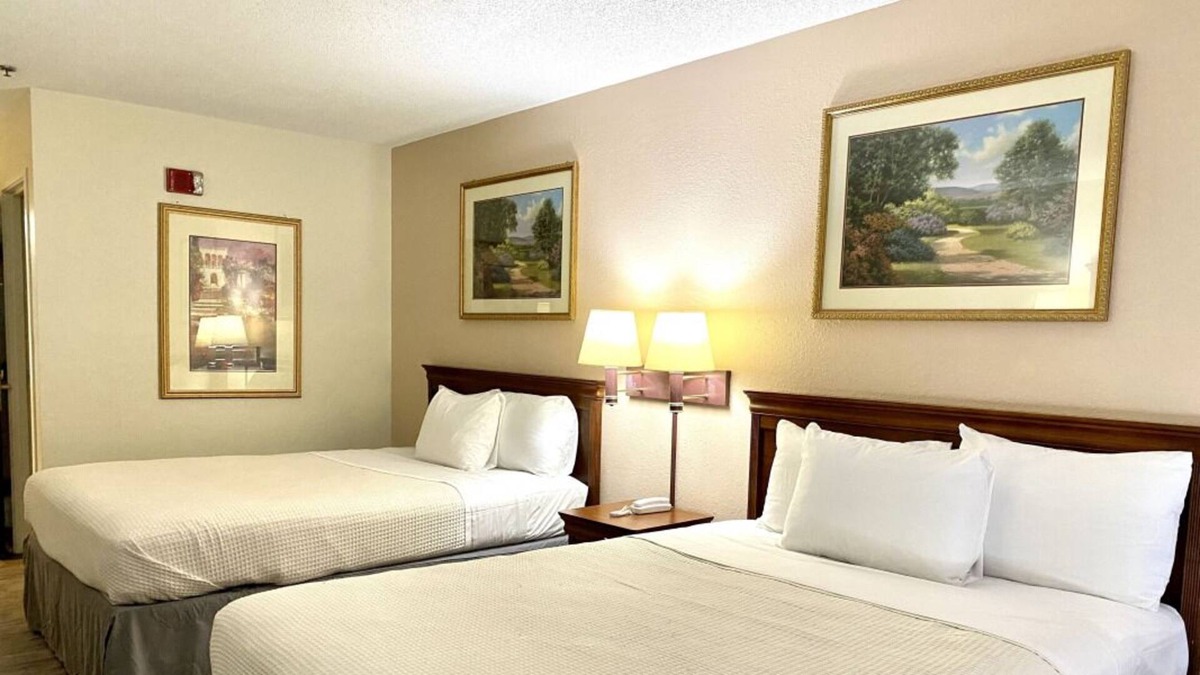 Mount Vernon Hotel | Non-Smoking Two Queen Beds at FairBridge Inn Express Mt Vernon