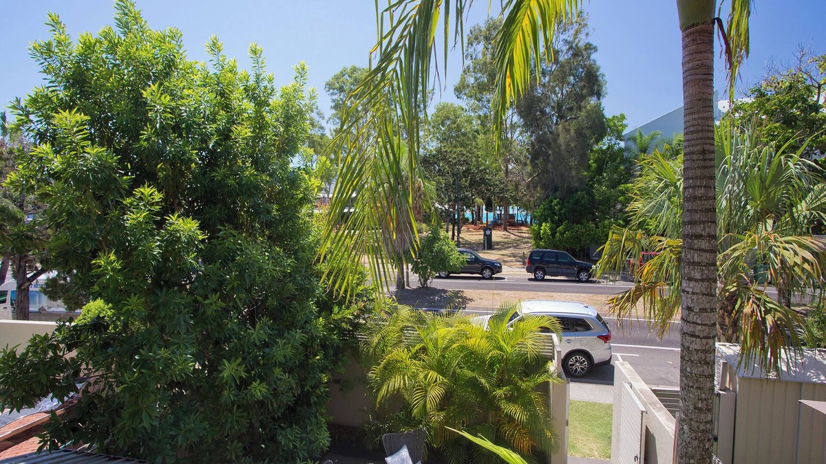 Noosa Heads House | Noosa Parade Townhouse w Terrace