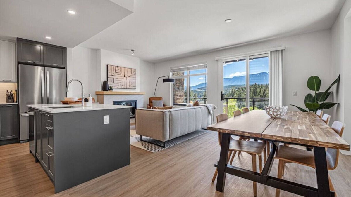 East Kootenay Apartment | Nordic Nouveau | Hot Tub | Unmatched Lake Views