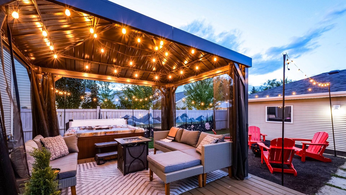 Griesbach House | Nordic Spa Retreat - Hot Tub - King Bed - Firepit - BBQ!