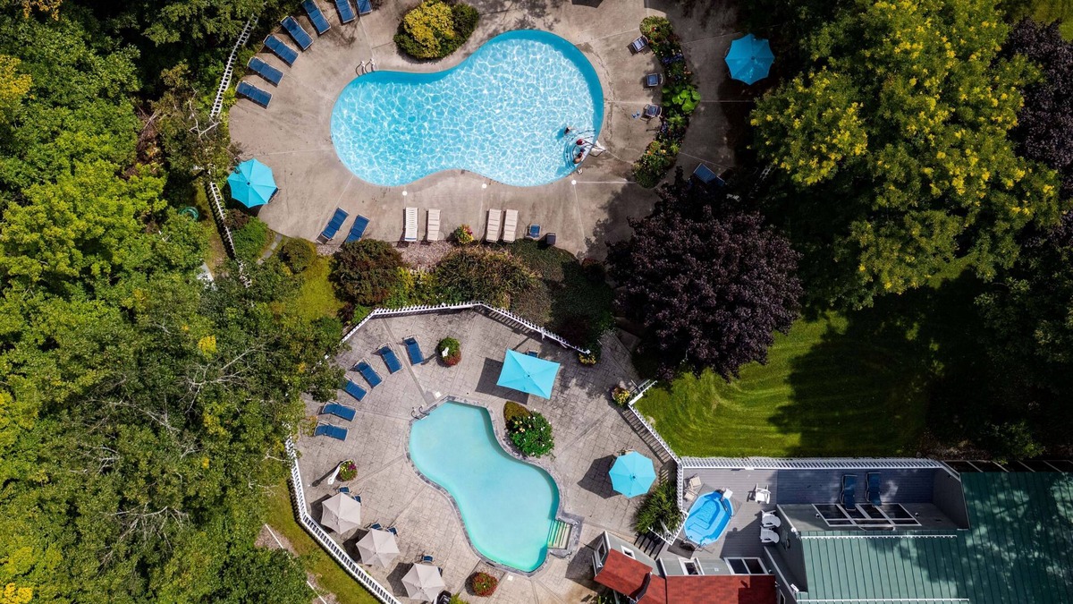 Bartlett Hotel | Nordic Village | Sunrise Townhouse – 2BR End Unit w/Mountain Views