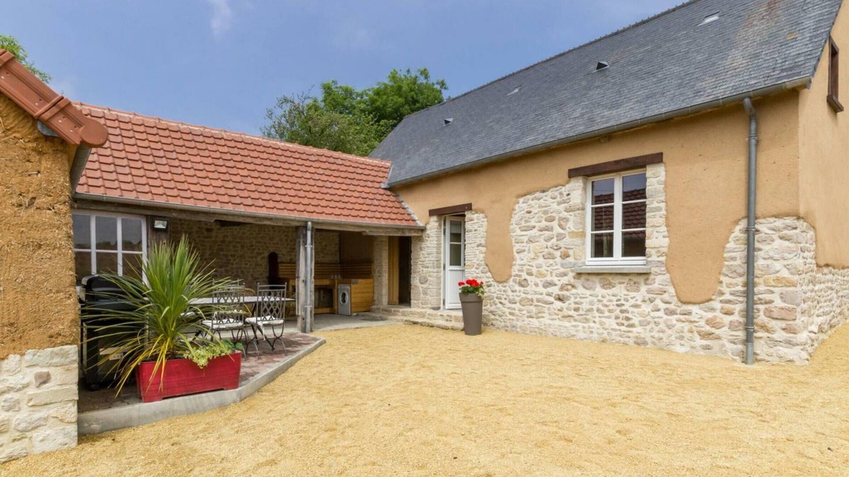 Carentan les Marais Apartment | Norman Charm: Independent House with Terrace, Garden & Parking