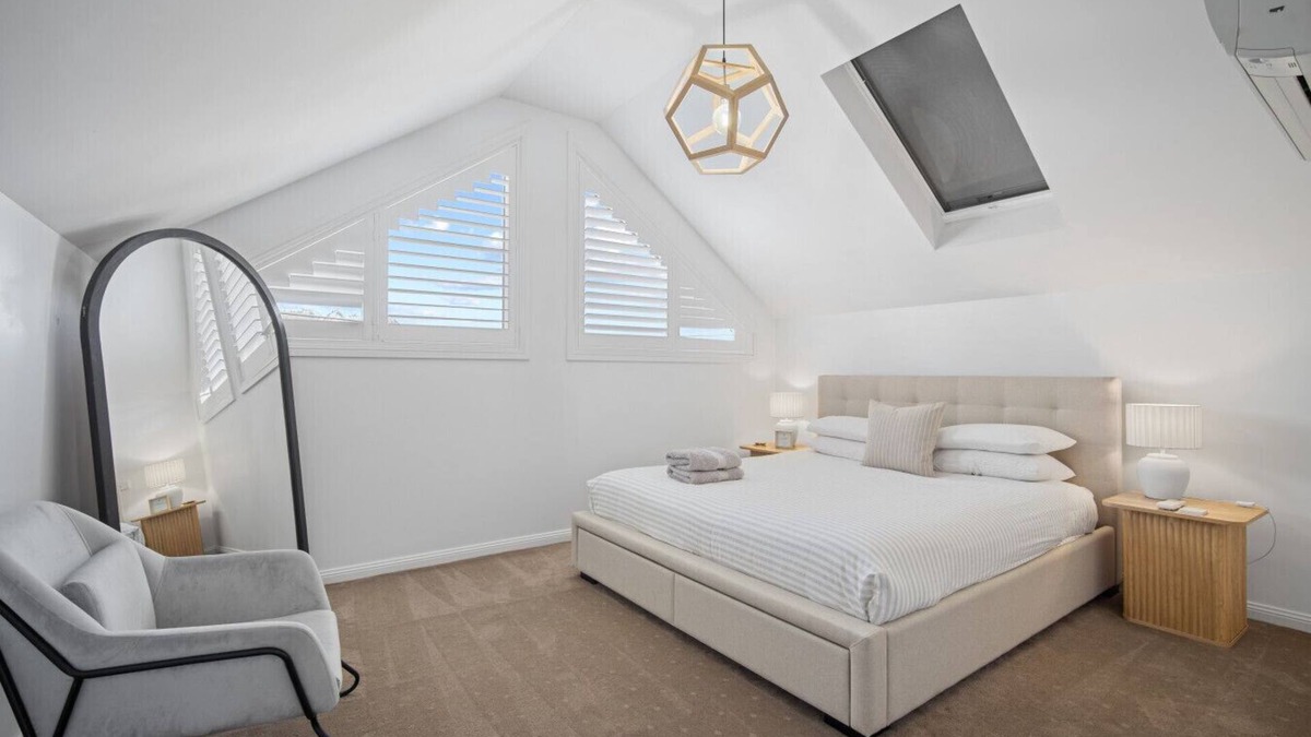 Turvey Park House | Norman`s Rest - modern 5-bedroom home in Wagga