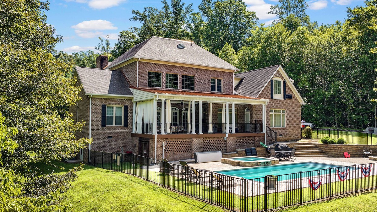 Caryville House | Norris Lake Manor-Exquisite Waterfront with *Private Dock *Pool *Hot tub *Game room