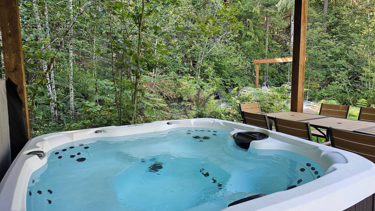 Concrete House | North Cascades Escape- spacious 5 bedroom, Hot Tub, family-friendly, WiFi, AC